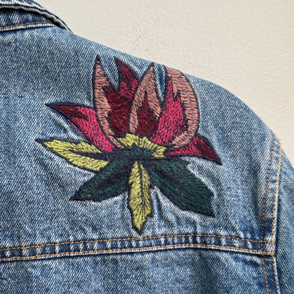 Embroidered floral denim jean jacket. Magnolia South Lizard Thicket. Size small. - Picture 10 of 11